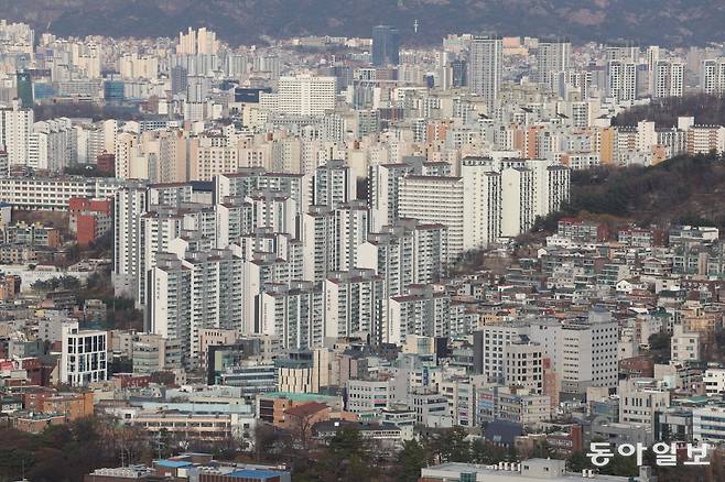 지난해 서울 전체 면적에서 개인 보유 토지가 차지하는 비중은 35.9%로, 전국 평균(49.7%)을 밑돈다. 상대적으로 높은 가격과 집중된 정부 규제가 원인으로 풀이된다.  사진은 남산에서 내려다본 서울시내 전경. 동아일보 DB