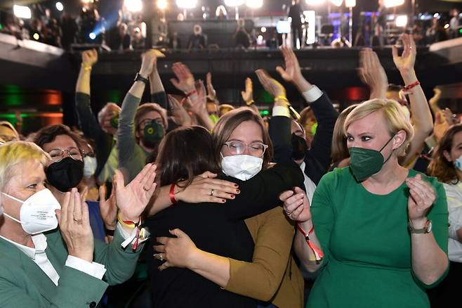 독일 녹색당 당원들이 2021년 9월 연방의회 총선에서 창당 이래 최고 득표율을 기록하며 제3당을 차지한 선거 결과에 환호하며 기뻐하고 있다. EPA 연합뉴스