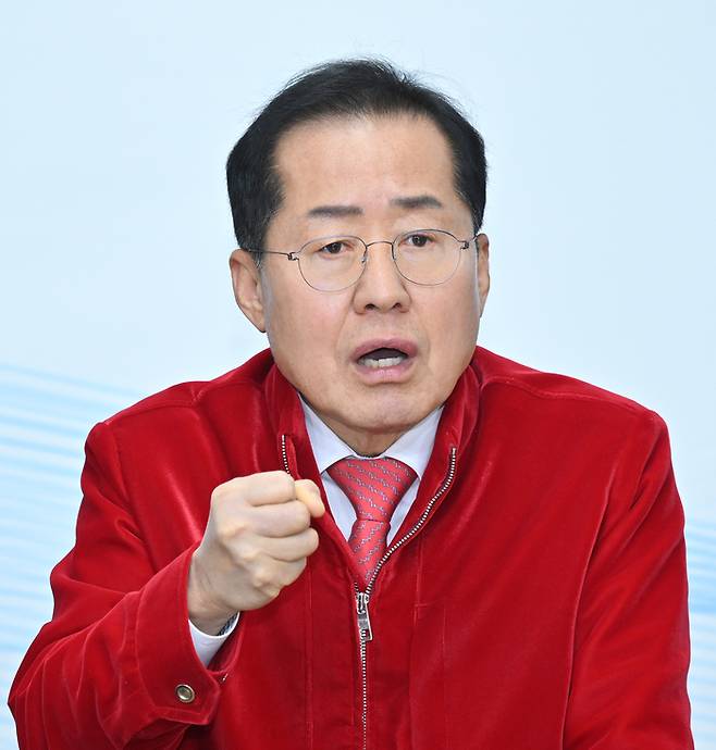 홍준표 대구시장이 11일 대구시청 동인청사 기자실을 찾아 한동훈 국민의힘 비상대책위원장 등을 비판하고 있다. 대구시 제공