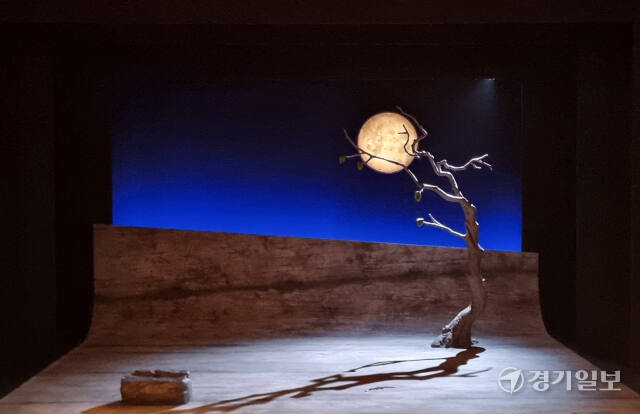 지난 9~10일 양일간 화성시 반송동 반석아트홀에서 진행된 연극 ‘고도를 기다리며’의 무대 모습. 작품은 앙상한 나무 아래 하염없이 누군가를 기다리는 두 방랑자의 이야기를 담았다. 이나경기자
