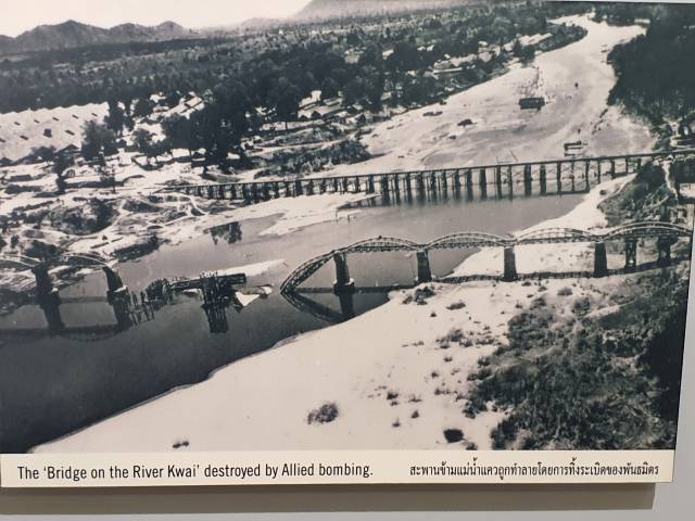 ▲죽음의 철도 박물관에 전시된 연합군의 폭격으로 파괴된 콰이강의 다리 사진 - 강 남쪽(왼쪽)에 포로용 대규모 막사들이 조성되어 있는 것이 보인다. 무너진 다리 옆에는 임시로 조성된 또 다른 철교가 보인다. ⓒ박흥수
