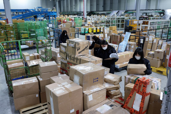 인천시 중구 인천본부세관 특송물류센터에서 관세 주무관들이 직구 물품을 살펴보고 있다.(사진=뉴스1)