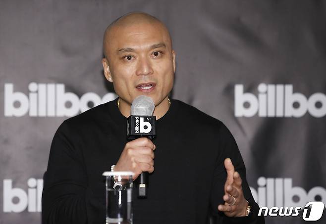 마이크 반 빌보드 CEO가 15일 서울 강남구 조선 팰리스 서울에서 열린 방한 기자회견에서 취재진 질문에 답하고 있다. 이번 기자회견은 미국 빌보드(Billboard) 본사 CEO 마이크 반(Mike Van)의 한국 방문 및 오는 6월 빌보드 코리아의 론칭을 기념한 것으로, 2020년 글로벌 미디어그룹 펜스케 미디어 코퍼레이션(PMC)에서 빌보드 본사를 인수한 이후 처음이다. 2024.4.15/뉴스1 ⓒ News1 권현진 기자