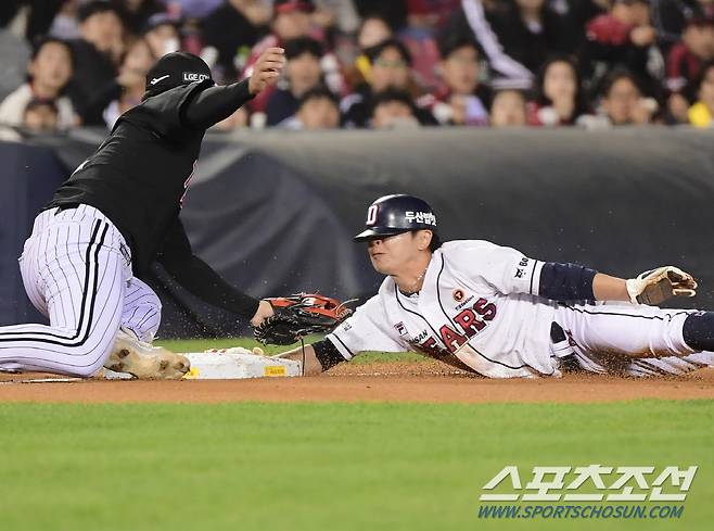 12일 잠실구장에서 열린 LG와 두산의 경기. 6회말 1사 2루 양의지 타석. 2루주자 정수빈이 폭투 때 3루로 진루하고 있다. 잠실=정재근 기자 cjg@sportschosun.com/2024.4.12/