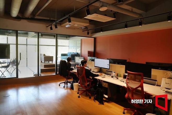 크릿벤처스 사무실과 선정릉이 보이고 햇볕 잘 드는 창가 회의실. 사진=허영한 기자 younghan@