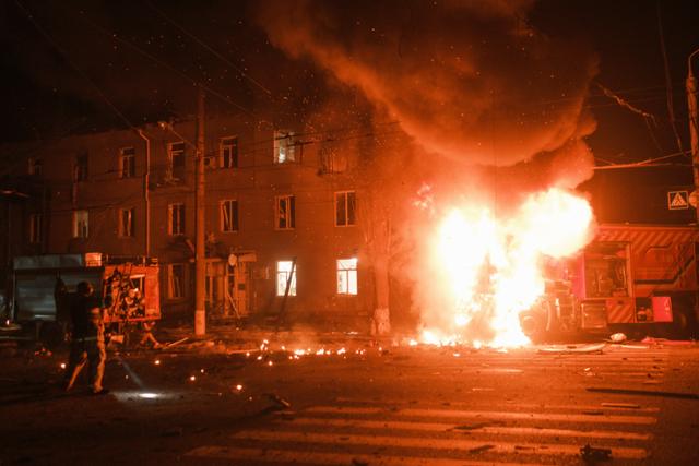 러시아군의 드론이 지난 4일 우크라이나 하르키우 주택가를 급습, 소방차 한 대가 불길에 휩싸여 있다. 하르키우=AP 뉴시스