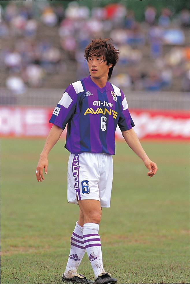 지난 1998년 울산종합운동장에서 열린 K리그 경기에 출전한 유상철. 사진=울산 HD