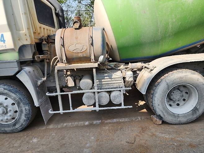 경사지에 정차한 레미콘 뒷바퀴 고임목이 불안정하게 지지돼(왼쪽) 한 현장 근로자가 작업중지권을 행사해 고임목이 정상 교체됐다(오른쪽).