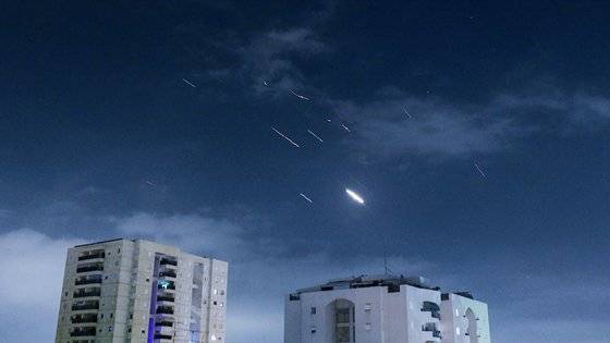 14일(현지시간) 이스라엘의 미사일 방어 시스템이 이란의 미사일과 드론을 요격하고 있다. 신화=연합뉴스