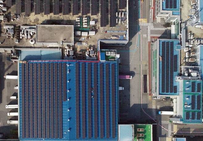 CJ제일제당 진천공장 지붕에 설치한 태양광 발전소 모습. 사진=HD현대에너지솔루션