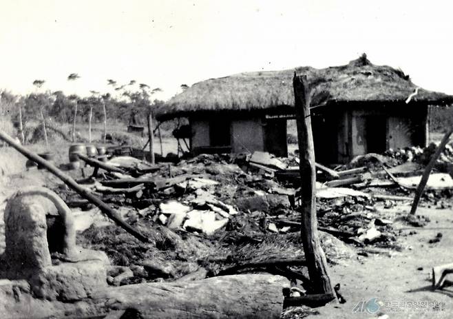 1919년 4월15일 일본군이 경기 수원군 향남면(현 화성시 향남읍) 제암리에서 민간인을 학살한 뒤 교회를 불태운 모습. 당시 일제는 3·1 운동에 대한 보복으로 제암리 민간인 20여명을 학살했다. /사진=한국학중앙연구원 한국민족문화대백과사전