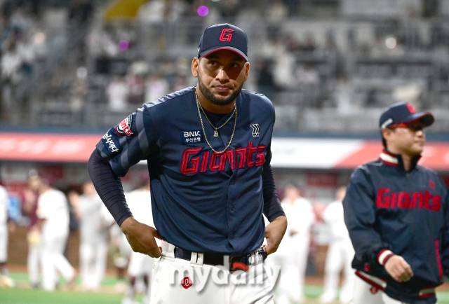 2024년 4월 12일 오후 서울고척스카이돔에서 '2024 신한 SOL Bank KBO리그' 롯데 자이언츠와 키움 히어로즈의 경기가 열렸다. 롯데 레이예스가 4-9로 패한 뒤 아쉬워하고 있다./고척=곽경훈 기자 kphoto@mydaily.co.kr