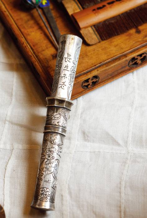 첨자(젓가락)가 있는 은장도. 첨자엔 나뭇잎이 새겨져 있다. 14x12.6x13.5