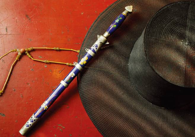 쇠뿔을 얇게 편 후 그 위에 그림을 그려 만든 화각장도. 29.4x27.9