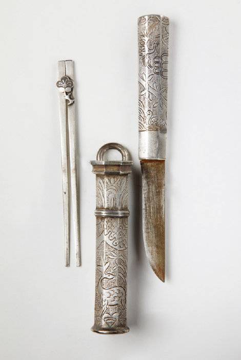 첨자가 있는, 장식성·실용성을 겸비한 은장도. 15.7x14.1x11.5