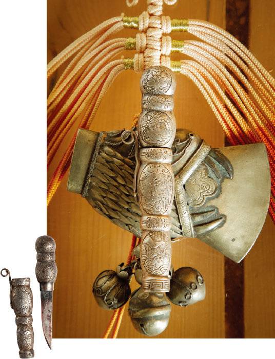 마디형 은장도. 칼집과 자루가 볼록하다. 소나무, 구름, 사슴, 거북, 학 등을 새겨 불로장생을 염원했다. 11.7x10.6