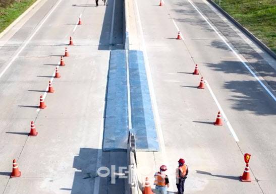 2023년 새만금-포항선 완주휴게소 인근에 자동 중앙분리대 개폐장치가 설치됐다. 사진은 일부 구간의 중앙분리대가 열려져 있는 모습. (사진=한국도로공사)