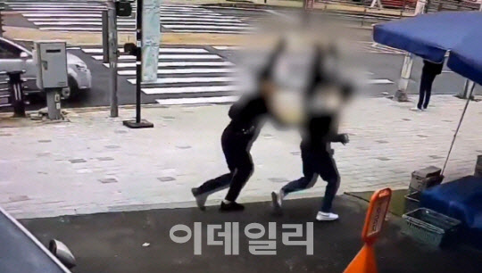 여학생을 따라다니며 불법촬영을 한 40대가 경찰에 붙잡혔다.(사진=경기북부경찰청)