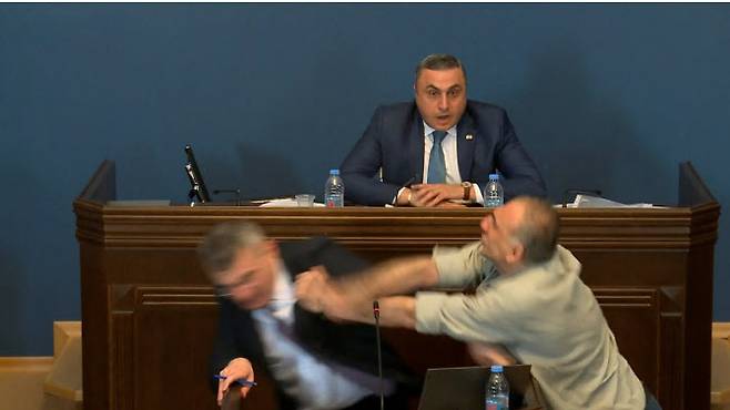 조지아 의회에서 연설 중인 여당 대표의 얼굴을 가격하는 야당 대표. (사진=엑스 갈무리)