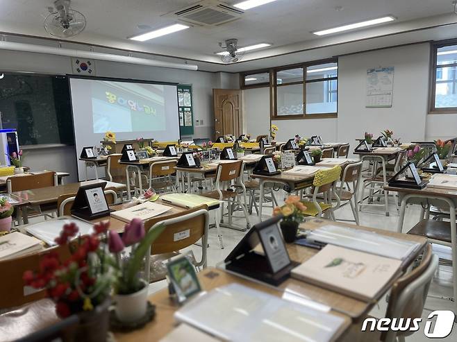 경기 안산시 단원구 4·16 기억교실에 세월호 희생자 학생들을 추모하는 꽃과 방명록이 놓여져 있다. / 뉴스1 박혜연 기자