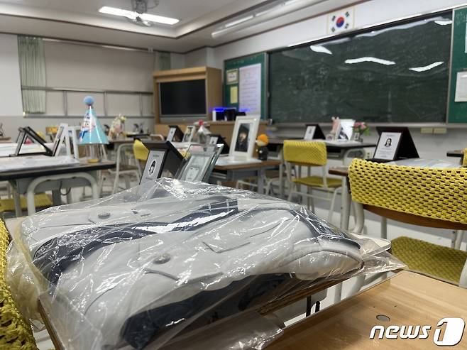 4·16 기억교실 중 한 여학생 책상에 경찰 제복이 놓여져 있다. / 뉴스1 박혜연 기자