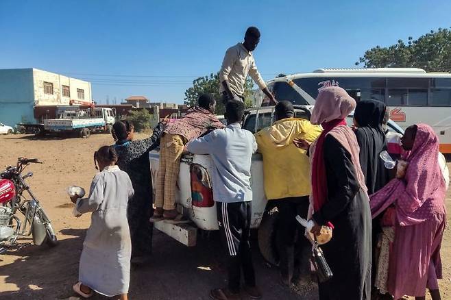 북아프리카 수단 제2의 도시 와드마다니에서 탈출한 피란민들 [이미지출처=연합뉴스]