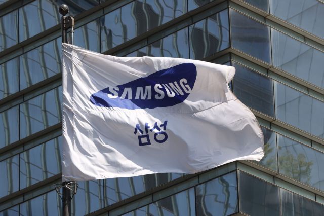 지난 9일 서울 삼성전자 서초사옥의 깃발이 바람에 나부끼고 있다. 연합뉴스