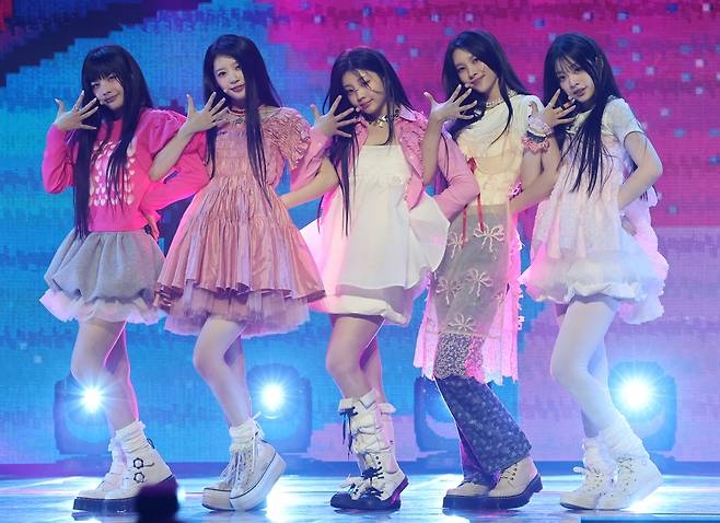 (서울=뉴스1) 김진환 기자 = 신인 걸그룹 아일릿(I'LL-IT)이 25일 오후 서울 용산구 한남동 블루스퀘어에서 열린 미니 1집 '수퍼 리얼 미'(SUPER REAL ME) 발매 기념 쇼케이스에서 열정적인 무대를 펼치고 있다. 아일릿은 하이브가 르세라핌과 뉴진스에 이어 세 번째로 선보이는 걸그룹으로, 지난해 방송된 JTBC 오디션 프로그램 '알유넥스트'(R U NEXT)를 통해 선발된 윤아·민주·모카·원희·이로하 5인으로 구성됐다. 2024.3.25/뉴스1 Copyright (C) 뉴스1. All rights rese /사진=(서울=뉴스1) 김진환 기자