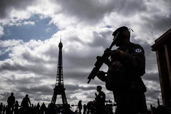 총을 든 프랑스 군인들이 15일(현지시간) 파리 에펠탑 주변을 순찰하고 있다. 올림픽이 다가오면서 파리 도심 경계가 강화됐다. 파리=AFP연합뉴스