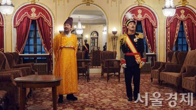 15일 서울 덕수궁 석조전에서 진행된 2024년 상반기 '밤의 석조전' 사전행사에서 창작뮤지컬 ‘고종-대한의 꿈’이 열창되고 있다. 최수문 기자