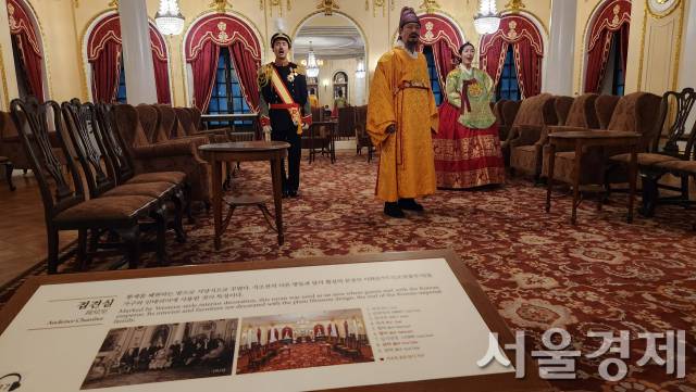 15일 서울 덕수궁 석조전에서 진행된 2024년 상반기 '밤의 석조전' 사전행사에서 창작뮤지컬 ‘고종-대한의 꿈’이 열창되고 있다. 최수문 기자