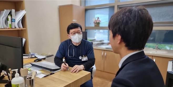 유홍 부산 온종합병원 통합내과 박사가 진료를 보고 있는 모습. 사진제공｜온종합병원