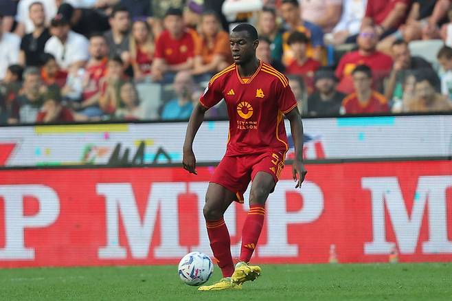 AS로마 수비수 은디카가 15일 우디네세전에서 패스하고 있다. Getty Images코리아