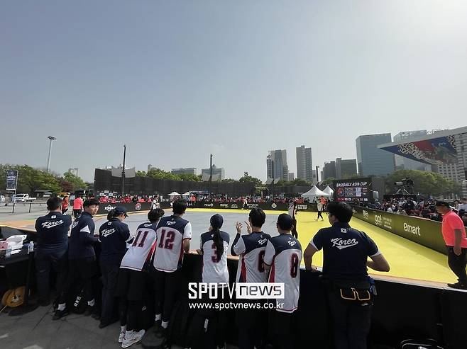 ▲베이스볼5 대한민국 대표팀 선수들이 응원전을 벌이고 있다. ⓒ송파, 최민우 기자