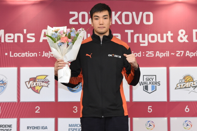 바야르사이한이 지난 시즌 아시아쿼터 트라이아웃에서 OK금융그룹의 선택을 받고 기념촬영을 하고 있다./사진=KOVO