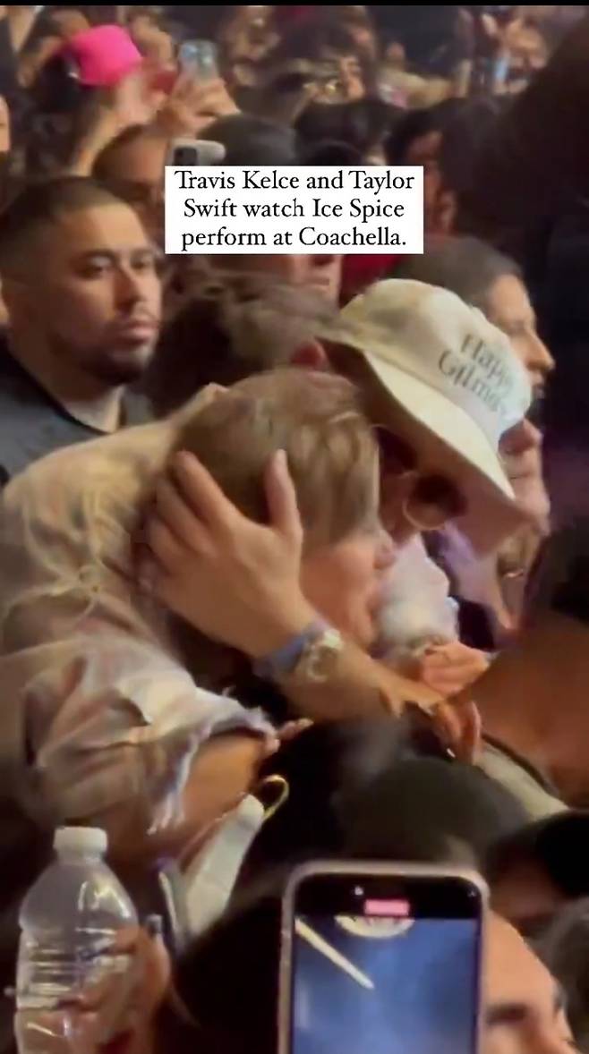 테일러 스위프트, 트래비스 켈시의 애정장면. 사진 | 해외 온라인 커뮤니티 캡쳐