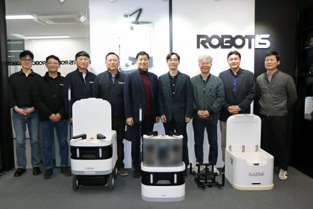 김병수 로보티즈 대표(왼쪽에서 다섯 번째)가 노규찬 LG전자 로봇사업담당 상무(여섯 번째)와 기념 사진을 찍고 있다. (사진=로보티즈)