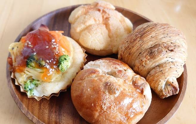 일본 도쿄 이타바시구 제과점 ‘Kaji Pan!'이 판매 중인 빵들. 메이플시럽을 바른 메론빵이 간판 메뉴로 가격은 10년째 130엔(약 1200원)이다./구글맵