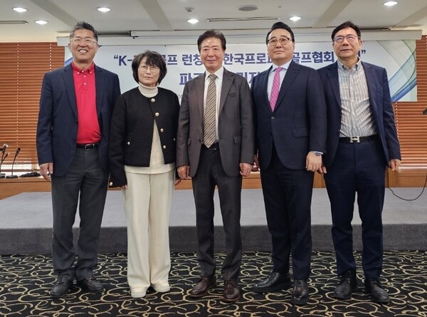 이정길 한국프로파크골프협회 회장(가운데)이 17일 서울 중구 한국프레스센터에서 협회 출범을 알리고 있다. 한국프로파크골프협회 제공