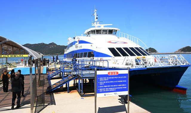 1일 전남 목포에서 흑산도와 도초도를 오가는 쾌속선에 승객들이 탑승하고 있다. 목포=왕태석 선임기자