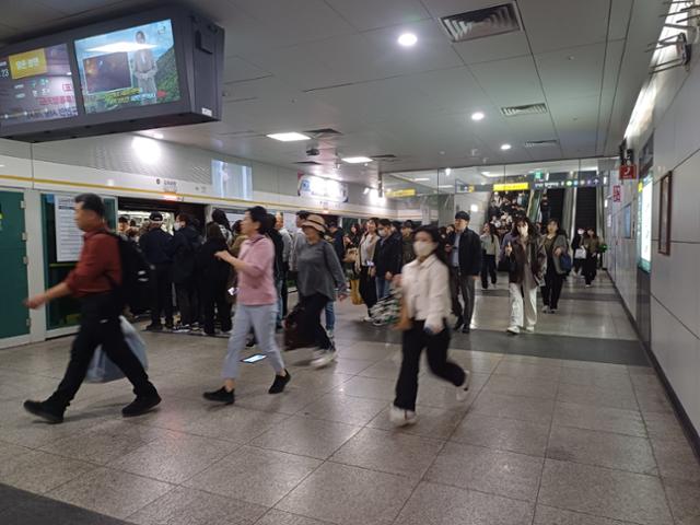 8일 오후 6시 김포공항역에 사람들이 열차를 타기 위해 뛰어가고 있다. 김포시에서 투입된 인력들이 출근시간과 퇴근시간 에스컬레이터와 승강장 내 인원을 통제하고 있다. 서현정 기자