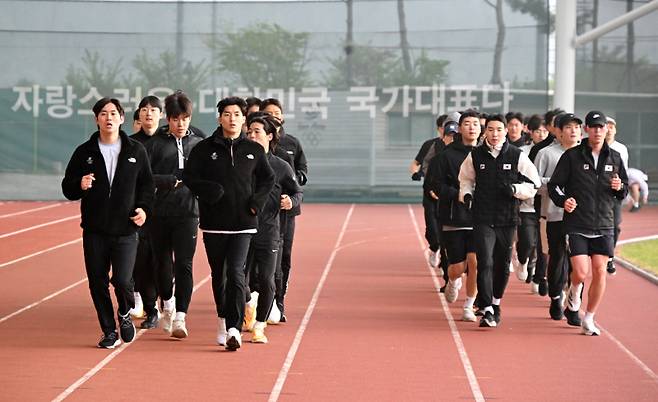 진천선수촌에서 아침 운동을 하는 선수들.     사진=대한체육회 제공
