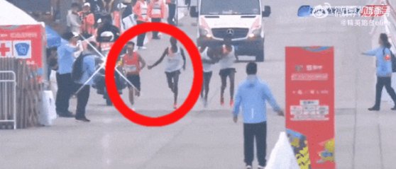 지난 14일(현지시각) 중국 베이징에서 열린 하프 마라톤 대회 모습. 결승선을 앞두고 외국 선수가 중국 허제 선수에게 속도를 늦추며 손짓하고 있다. X(구 트위터) 캡처