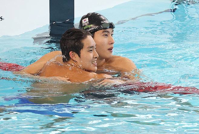 한국 수영은 파리 올림픽에서 박태환 이후 첫 메달 도전에 나선다. 황선우(오른쪽)와 김우민이 지난 3월 김천에서 열린 국가대표 경영 선발전 남자 자유형 200m 결승을 마친 뒤 기록을 확인하고 있다. 연합뉴스