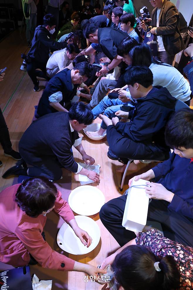 송파구 관내 복지시설 종사자들이 17일 서울 송파여성문화회관에서 제44회 장애인의 날을 기념해 발달장애 청소년들의 발을 씻겨주는 세족식을 하고 있다.