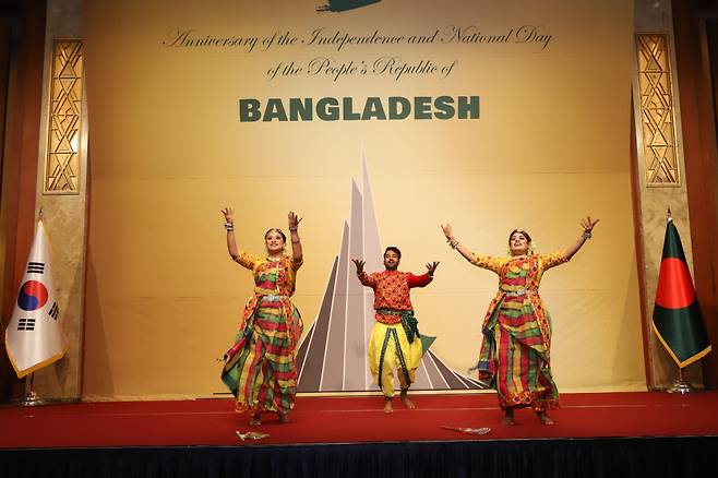 Artists perform Bangla dance at the commemoration of 53rd Independence Day of Bangladesh at Lotte Hotel in Jung-gu, Seoul on Monday. (Bangladesh Embassy in Seoul)
