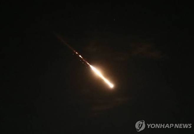 이란 미사일을 요격하는 이스라엘 아이언돔. 연합뉴스