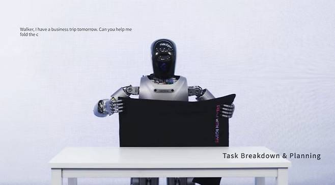 바이두와 유비테크가 개발한 휴머노이드 로봇 모습. [사진 출처 = 바이두 영상 캡처]