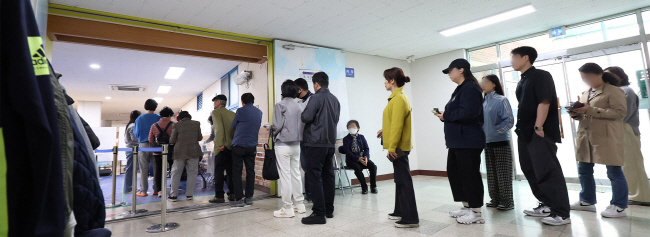 제22대 국회의원 선거일이었던 지난 10일 서울 성동구 옥정초등학교에 마련된 옥수동 제3투표소에서 유권자들이 줄을 서서 투표하고 있다.  연합뉴스