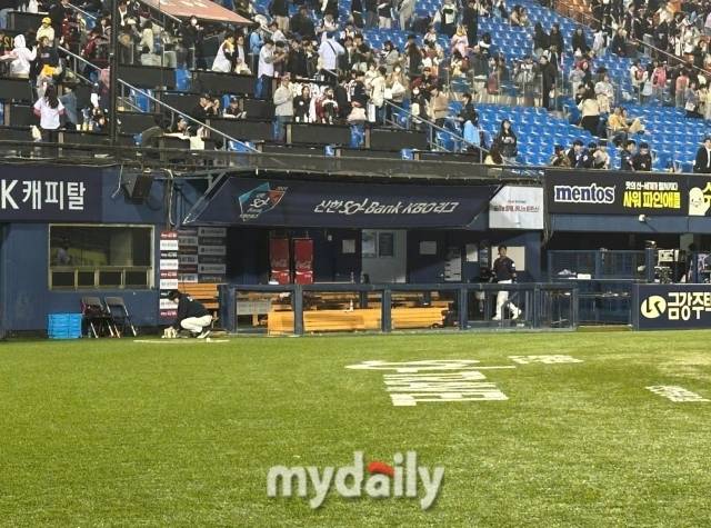 경기 종료 2분 만에 더그아웃을 비운 롯데 자이언츠 선수단./잠실 = 박승환 기자 absolute@mydaily.co.kr